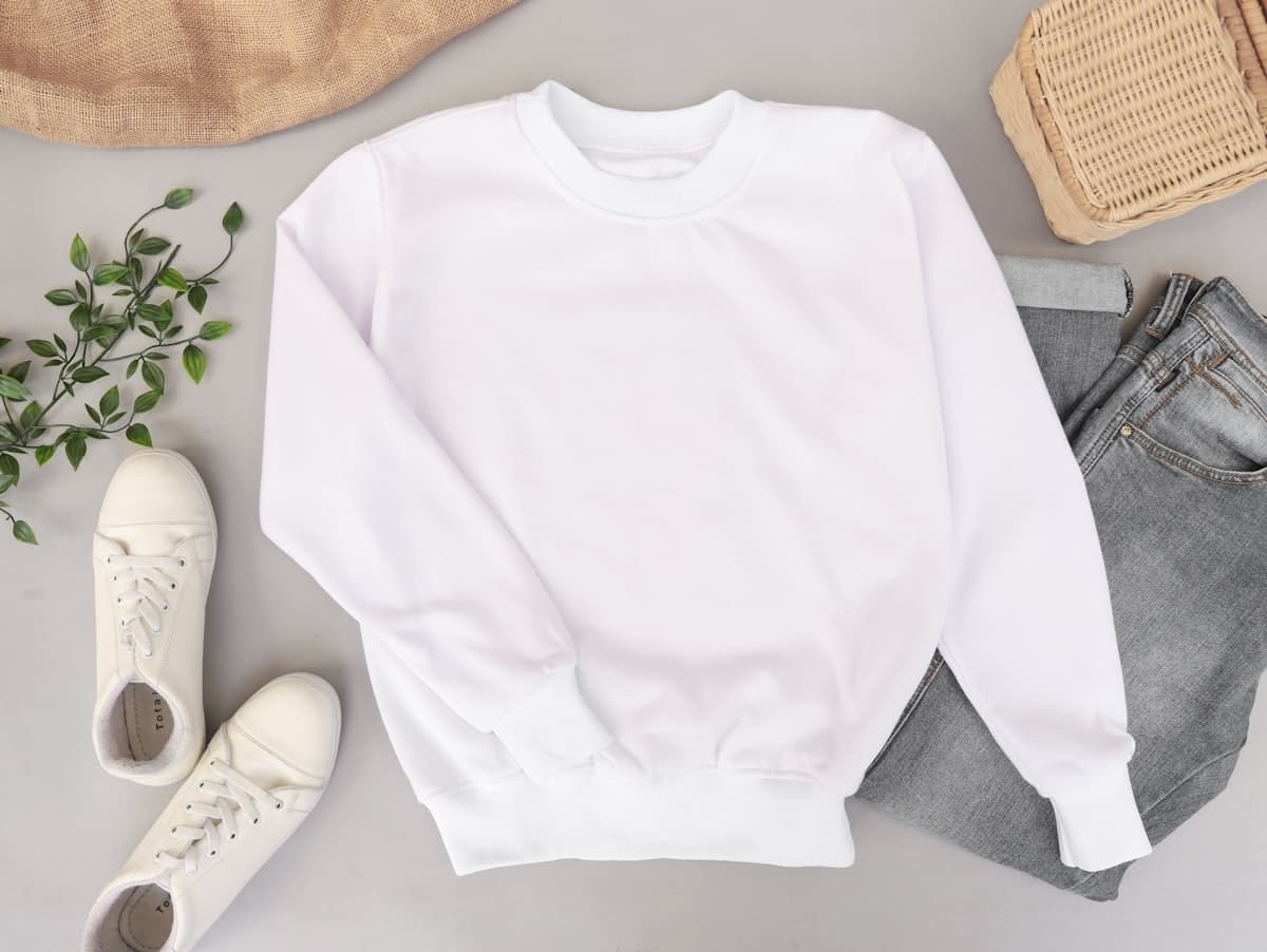 Composição de roupas em tons neutros, inspiração para o ateliê da Pura Graça